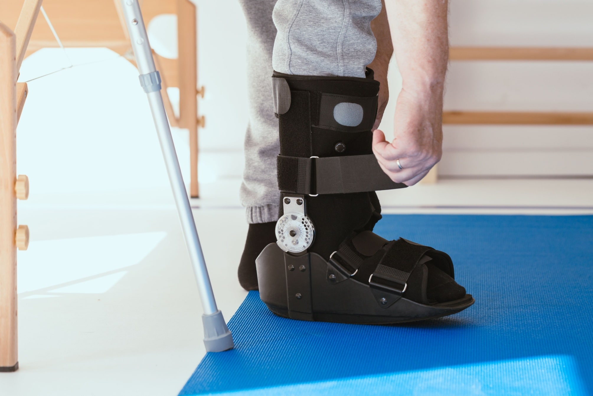 patient with leg braces